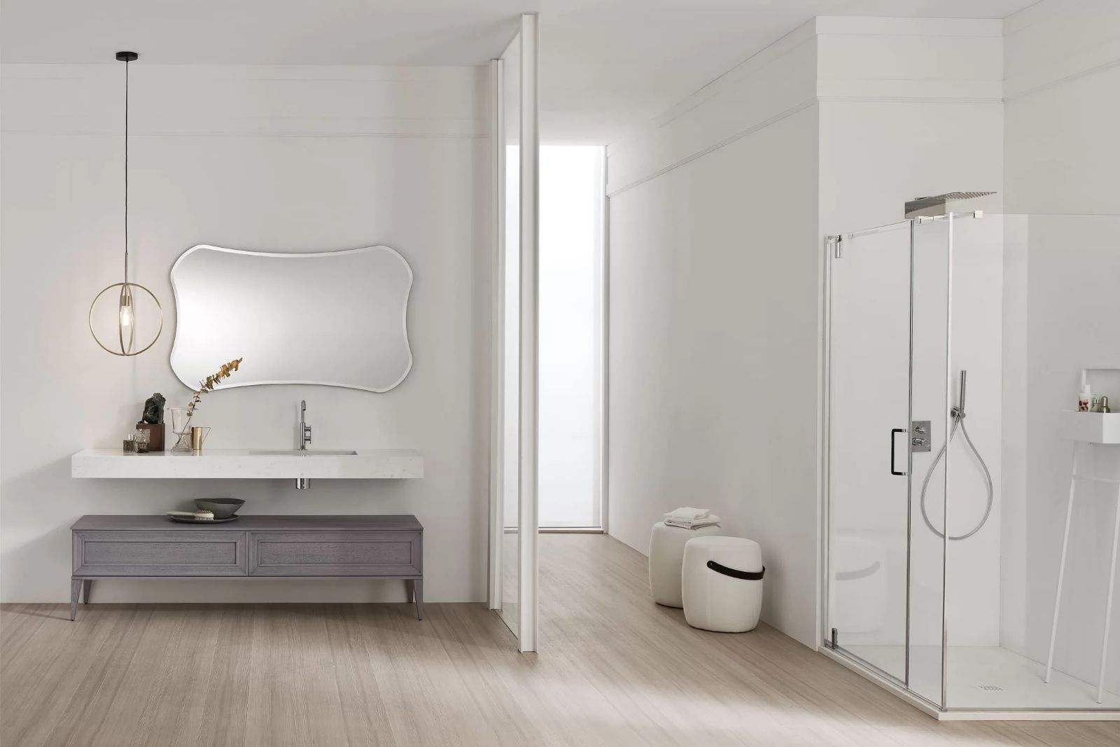 Ha finitura frassino il mobile bagno della collezione Opera di Arcom caratterizzato da anta telaio con apertura push-pull e da alti piedini. È disponibile nei colori bianco, nocciola, arena e rosa. Misura del mobile L 190 x H 80 cm. Il piano effetto marmo con lavabo incassato misura L 190 x H 12 cm. A connotare la composizione la specchiera sagomata che misura L 140 x H 85 cm. Prezzo della composizione in foto, Iva esclusa, 4.620 euro. www.arcombagno.com Ha finitura frassino il mobile bagno della collezione Opera di Arcom caratterizzato da anta telaio con apertura push-pull e da alti piedini. È disponibile nei colori bianco, nocciola, arena e rosa. Misura del mobile L 190 x H 80 cm. Il piano effetto marmo con lavabo incassato misura L 190 x H 12 cm. A connotare la composizione la specchiera sagomata che misura L 140 x H 85 cm. Prezzo della composizione in foto, Iva esclusa, 4.620 euro. www.arcombagno.com