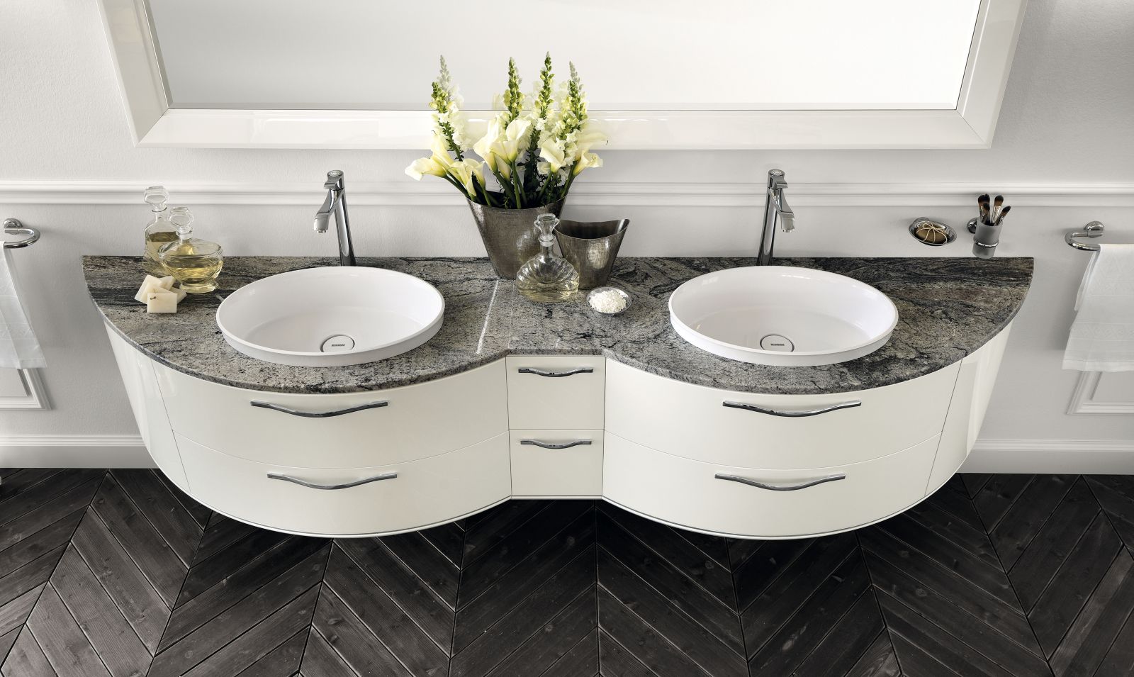 Fa parte della collezione Magnifica di Scavolini il mobile laccato lucido Bianco Prestige con maniglie curve in finitura cromo. Sul piano del mobile lavabo in granito Ipanema White poggiano due lavabi ovali Flow. La struttura del mobile è laccata lucida esternamente ed opaca internamente, nello stesso colore delle ante. Misura L 270 x H 50 cm. Prezzo su richiesta. www.scavolini.com Fa parte della collezione Magnifica di Scavolini il mobile laccato lucido Bianco Prestige con maniglie curve in finitura cromo. Sul piano del mobile lavabo in granito Ipanema White poggiano due lavabi ovali Flow. La struttura del mobile è laccata lucida esternamente ed opaca internamente, nello stesso colore delle ante. Misura L 270 x H 50 cm. Prezzo su richiesta. www.scavolini.com