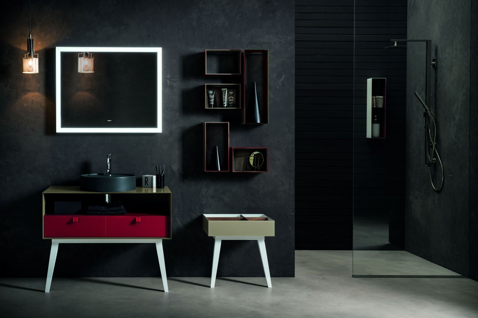 Il mobile lavabo Dama di Artelinea è caratterizzato dall’uso della dualite® che unisce due vetri retrocolorati in un unico elemento dallo spessore di 8 mm. La composizione in foto ha cassetti rivestiti in vetro rosso silk. Misura L 100 x P 53 x H 75 cm. Prezzo, Iva esclusa, del mobile lavabo con lavabo in ceramica nero opaco e sifone in alluminio cromato, 4.593 euro. www.artelinea.it Il mobile lavabo Dama di Artelinea è caratterizzato dall’uso della dualite® che unisce due vetri retrocolorati in un unico elemento dallo spessore di 8 mm. La composizione in foto ha cassetti rivestiti in vetro rosso silk. Misura L 100 x P 53 x H 75 cm. Prezzo, Iva esclusa, del mobile lavabo con lavabo in ceramica nero opaco e sifone in alluminio cromato, 4.593 euro. www.artelinea.it