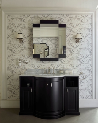 Il design del mobile portalavabo Kent di Devon & Devon richiama la più autentica tradizione britannica. È caratterizzato da ante laccate dalle forme sinuose, scomparti a giorno, piano in marmo Bianco Carrara e maniglie-gioiello. Misura L 127,1 x P 67 x H 94 cm. In foto è nella variante di colore Deep Black. Prezzo, Iva esclusa, 7.886,44 euro. www.devon-devon.com Il design del mobile portalavabo Kent di Devon & Devon richiama la più autentica tradizione britannica. È caratterizzato da ante laccate dalle forme sinuose, scomparti a giorno, piano in marmo Bianco Carrara e maniglie-gioiello. Misura L 127,1 x P 67 x H 94 cm. In foto è nella variante di colore Deep Black. Prezzo, Iva esclusa, 7.886,44 euro. www.devon-devon.com