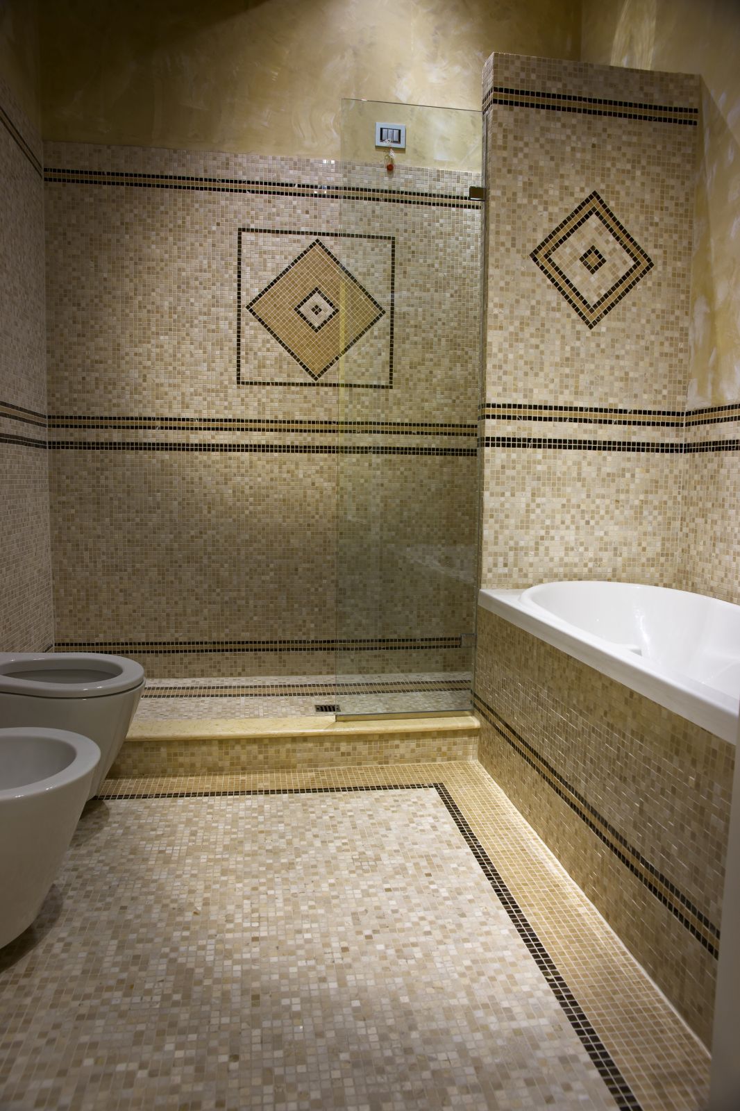 Per il pavimento e il rivestimento del bagno Cristiani ha utilizzato un mosaico in marmo chiaro con inserimenti di altre colorazioni per creare effetti geometrici e decorativi adatti a un bagno di gusto retrò. Il formato è di 30 x 30 cm con tesserine da 1,5 x 1,5 cm. Prezzo al mq, Iva esclusa, 78 euro. www.cristiani.it Per il pavimento e il rivestimento del bagno Cristiani ha utilizzato un mosaico in marmo chiaro con inserimenti di altre colorazioni per creare effetti geometrici e decorativi adatti a un bagno di gusto retrò. Il formato è di 30 x 30 cm con tesserine da 1,5 x 1,5 cm. Prezzo al mq, Iva esclusa, 78 euro. www.cristiani.it