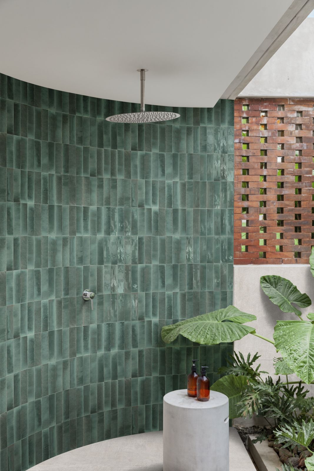 Le piastrelle da rivestimento della collezione Crogiolo Lume Turquoise Lux di Marazzi in gres porcellanato hanno un formato 6 x 24 cm e uno spessore di 6 mm. Lume reinterpreta in gres la bellezza dei mattoncini maiolicati fatti a mano. Disponibile in svariati colori. Prezzo al mq 76 euro. www.marazzi.it Le piastrelle da rivestimento della collezione Crogiolo Lume Turquoise Lux di Marazzi in gres porcellanato hanno un formato 6 x 24 cm e uno spessore di 6 mm. Lume reinterpreta in gres la bellezza dei mattoncini maiolicati fatti a mano. Disponibile in svariati colori. Prezzo al mq 76 euro. www.marazzi.it