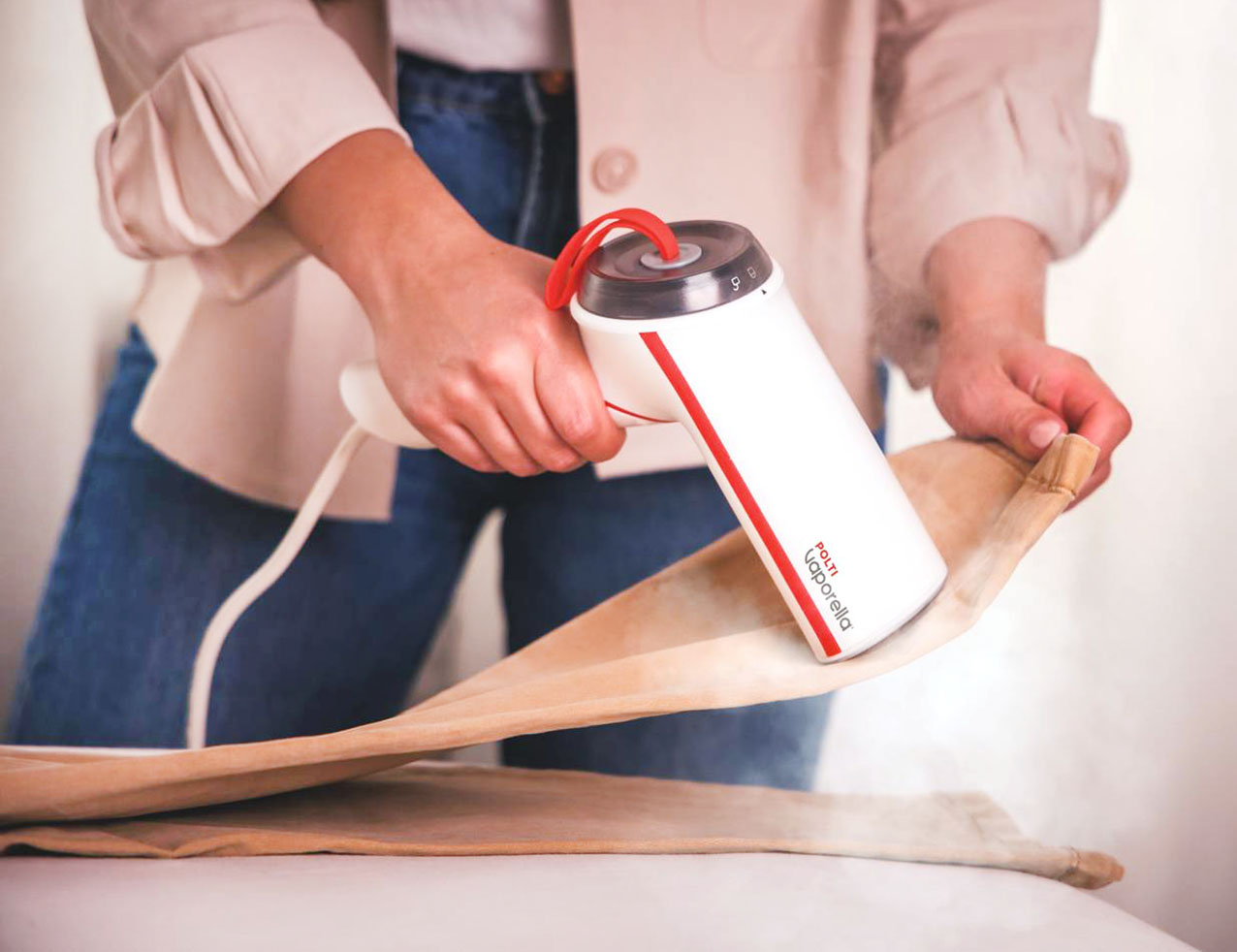 Pronta all'uso in soli 30 secondi, per una stiratura veloce e senza attese Vaporella Vertical Styler GSM50R di Polti ha piastra in alluminio per una distribuzione uniforme del calore. Grazie al manico pieghevole si ripone facilmente in valigia o in borsa, senza occupare troppo spazio. Ha emissione di 16 gr/min di vapore. Prezzo 49 euro. www.polti.it Pronta all'uso in soli 30 secondi, per una stiratura veloce e senza attese Vaporella Vertical Styler GSM50R di Polti ha piastra in alluminio per una distribuzione uniforme del calore. Grazie al manico pieghevole si ripone facilmente in valigia o in borsa, senza occupare troppo spazio. Ha emissione di 16 gr/min di vapore. Prezzo 49 euro. www.polti.it