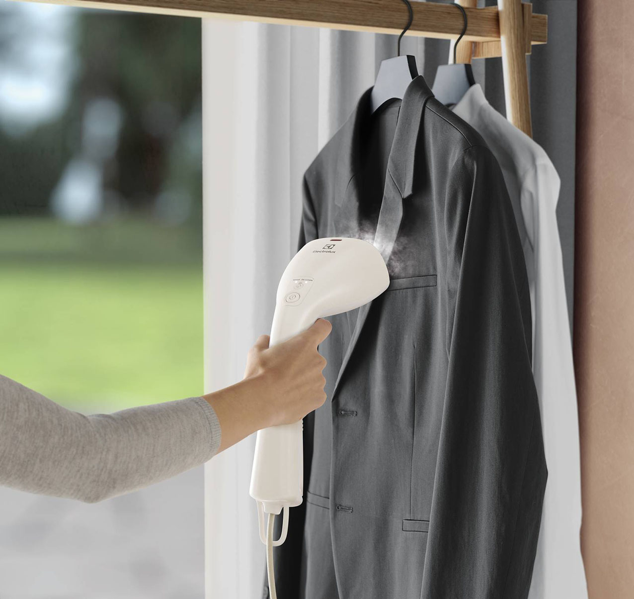 Refine 700 E7HS1-6OW di Electrolux combina massima praticità, elevate prestazioni ed estrema semplicità di utilizzo, permette di distendere rapidamente le pieghe di ogni tessuto e di avere senza fatica capi sempre puliti e igienizzati, perché rimuove il 99,99% dei batteri. Pronto all’uso in pochi secondi, ha serbatoio removibile e permette di scegliere tra due impostazioni di vapore. Prezzo 90 euro. www.electrolux.it Refine 700 E7HS1-6OW di Electrolux combina massima praticità, elevate prestazioni ed estrema semplicità di utilizzo, permette di distendere rapidamente le pieghe di ogni tessuto e di avere senza fatica capi sempre puliti e igienizzati, perché rimuove il 99,99% dei batteri. Pronto all’uso in pochi secondi, ha serbatoio removibile e permette di scegliere tra due impostazioni di vapore. Prezzo 90 euro. www.electrolux.it