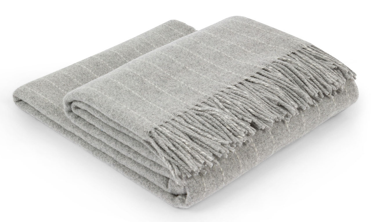 Il plaid Portofino di Coincasa è prodotto in pura lana nelle sfumature del grigio perla con sottili righe bianche per un raffinato effetto gessato. Il bordo è impreziosito da lunghe frange. Misura L 130 x H 170 cm. Prezzo 99,90 euro. https://www.coin.it Il plaid Portofino di Coincasa è prodotto in pura lana nelle sfumature del grigio perla con sottili righe bianche per un raffinato effetto gessato. Il bordo è impreziosito da lunghe frange. Misura L 130 x H 170 cm. Prezzo 99,90 euro. https://www.coin.it