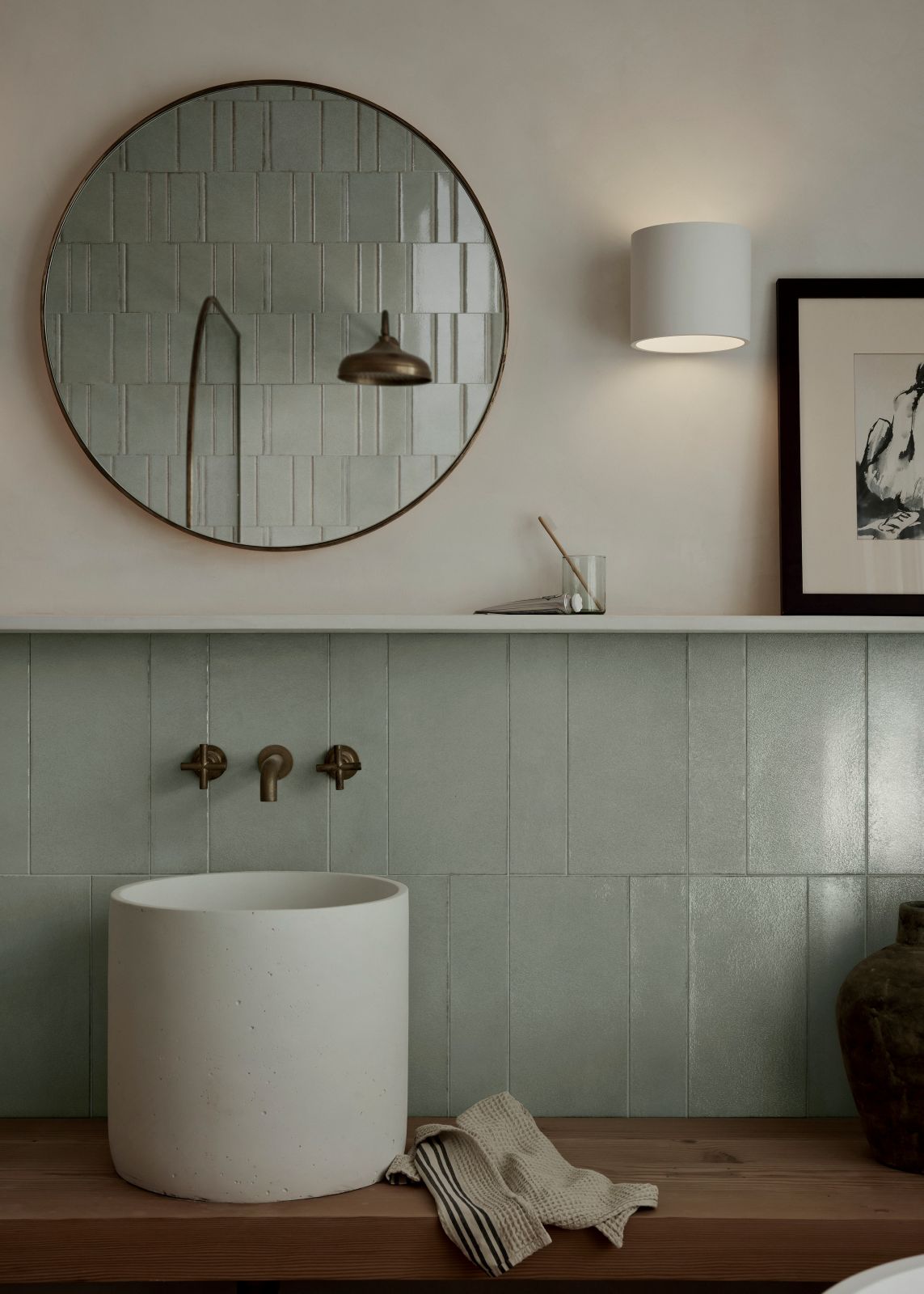 È in gres porcellanato il rivestimento bagno a parete Terramater della linea Crogiolo di Marazzi. Con una palette di sette colori richiama l’estetica delle ceramiche anni ‘70. In foto parete realizzata con Crogiolo Terramater Lichene Lux nel formato 18,6 x 37,5 cm e 9,1 x 37,5 cm di spessore di 1 cm. Nel riflesso nello specchio si vede Crogiolo Terramater Lichene Struttura 3D Ritmo Lux nel formato 18,6 x 37,5 cm. Prezzo al mq di Lichene Lux 79 euro. Prezzo al mq di Lichene Struttura 3D Ritmo Lux 85,50 euro. www.marazzi.it È in gres porcellanato il rivestimento bagno a parete Terramater della linea Crogiolo di Marazzi. Con una palette di sette colori richiama l’estetica delle ceramiche anni ‘70. In foto parete realizzata con Crogiolo Terramater Lichene Lux nel formato 18,6 x 37,5 cm e 9,1 x 37,5 cm di spessore di 1 cm. Nel riflesso nello specchio si vede Crogiolo Terramater Lichene Struttura 3D Ritmo Lux nel formato 18,6 x 37,5 cm. Prezzo al mq di Lichene Lux 79 euro. Prezzo al mq di Lichene Struttura 3D Ritmo Lux 85,50 euro. www.marazzi.it