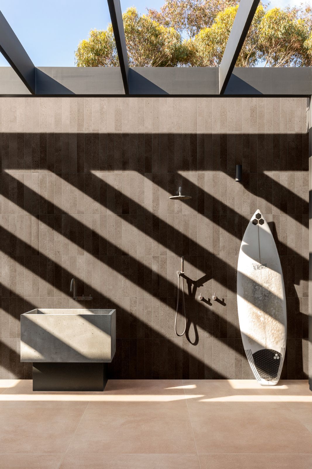 È in gres porcellanato il rivestimento a parete della collezione Crogiolo ArtCraft di Marazzi con formato 5,3 x 30 cm e spessore di 10 mm. In piccolo formato, è ispirata alla matericità del cotto tradizionale. Disponibile in svariati colori. Prezzo al mq 76 euro. www.marazzi.it È in gres porcellanato il rivestimento a parete della collezione Crogiolo ArtCraft di Marazzi con formato 5,3 x 30 cm e spessore di 10 mm. In piccolo formato, è ispirata alla matericità del cotto tradizionale. Disponibile in svariati colori. Prezzo al mq 76 euro. www.marazzi.it