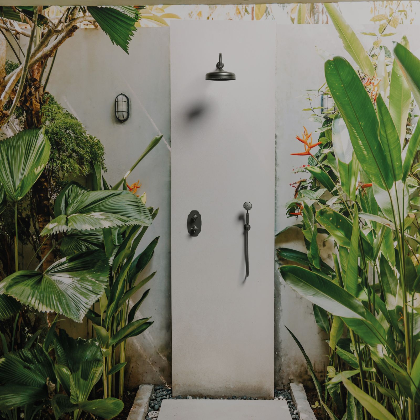 Ricorda tempi passati la rubinetteria doccia della linea Colonial di Carimali caratterizzata da linee minimaliste. La tecnologia PVD conferisce al metallo un rivestimento brillante e resistente. Prezzo, Iva esclusa, del braccio e soffione 1.019 euro, del miscelatore doccia a incasso verticale 1.036 euro e della doccetta 388 euro. www.carimali.it Ricorda tempi passati la rubinetteria doccia della linea Colonial di Carimali caratterizzata da linee minimaliste. La tecnologia PVD conferisce al metallo un rivestimento brillante e resistente. Prezzo, Iva esclusa, del braccio e soffione 1.019 euro, del miscelatore doccia a incasso verticale 1.036 euro e della doccetta 388 euro. www.carimali.it