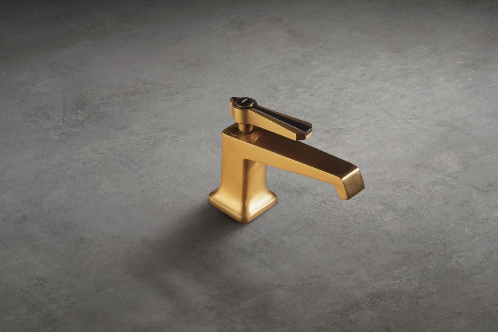 Ha sapore déco il rubinetto lavabo della collezione 1938 di Mamoli distribuito da Reuter con finitura in ottone spazzolato. È alto 14,3 cm. Prezzo 476,76 euro. www.reuter.com Ha sapore déco il rubinetto lavabo della collezione 1938 di Mamoli distribuito da Reuter con finitura in ottone spazzolato. È alto 14,3 cm. Prezzo 476,76 euro. www.reuter.com