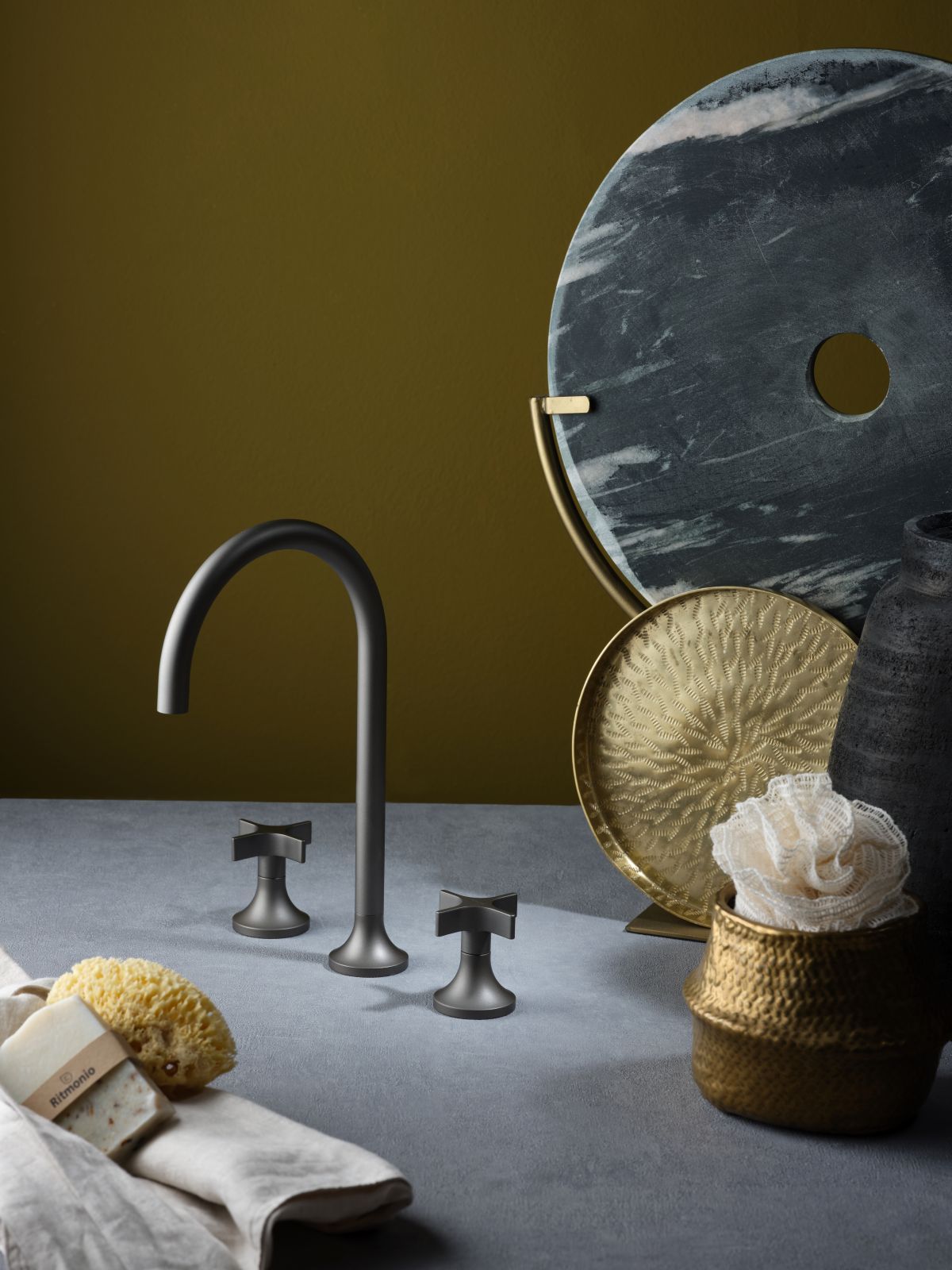 Linee senza tempo per il rubinetto per lavabo Diametro35 Cross di Ritmonio a tre fori dalle geometrie pulite e lineari. Con canna a cigno e due manopole a croce, è alto 29,3 cm. Prezzo 995 euro. www.ritmonio.it Linee senza tempo per il rubinetto per lavabo Diametro35 Cross di Ritmonio a tre fori dalle geometrie pulite e lineari. Con canna a cigno e due manopole a croce, è alto 29,3 cm. Prezzo 995 euro. www.ritmonio.it