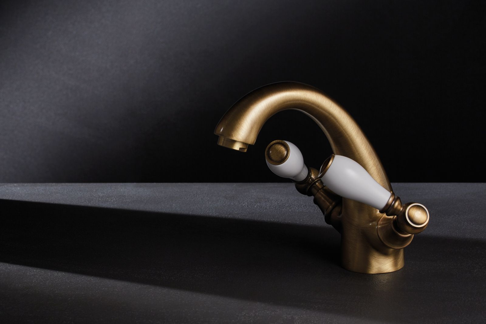 Dal design classico il rubinetto monoforo per lavabo Porter di Palazzani è disponibile in più finiture. Con due eleganti manopole, è alto 16,7 cm. Prezzo, Iva esclusa, nella finitura cromo 299 euro. www.palazzani.eu Dal design classico il rubinetto monoforo per lavabo Porter di Palazzani è disponibile in più finiture. Con due eleganti manopole, è alto 16,7 cm. Prezzo, Iva esclusa, nella finitura cromo 299 euro. www.palazzani.eu