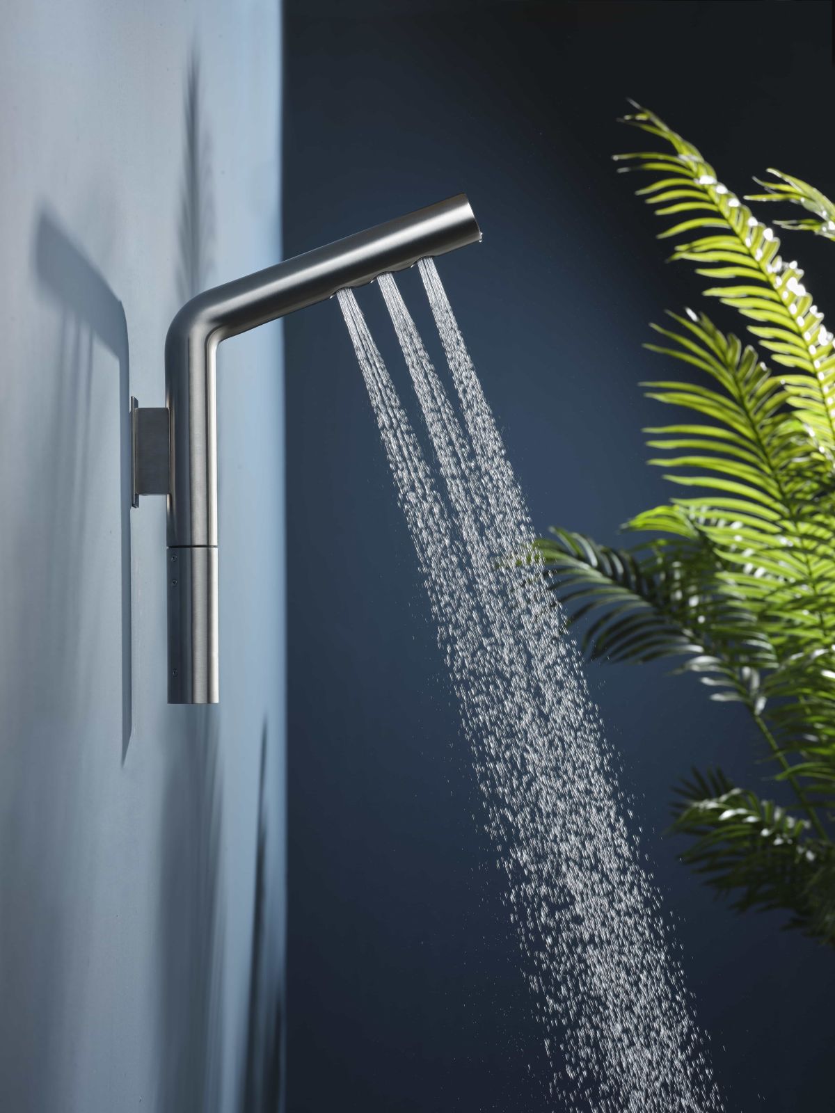 Il soffione doccia Puro di Beamtech in acciaio inossidabile ha maniglia integrata nel corpo che con una semplice rotazione aziona il getto a pioggia oppure a cascata. È disponibile in svariate finiture e colori. È alto 41 c. Prezzo della versione Inox Scotch Brite 932 euro. www.beamtech Il soffione doccia Puro di Beamtech in acciaio inossidabile ha maniglia integrata nel corpo che con una semplice rotazione aziona il getto a pioggia oppure a cascata. È disponibile in svariate finiture e colori. È alto 41 c. Prezzo della versione Inox Scotch Brite 932 euro. www.beamtech