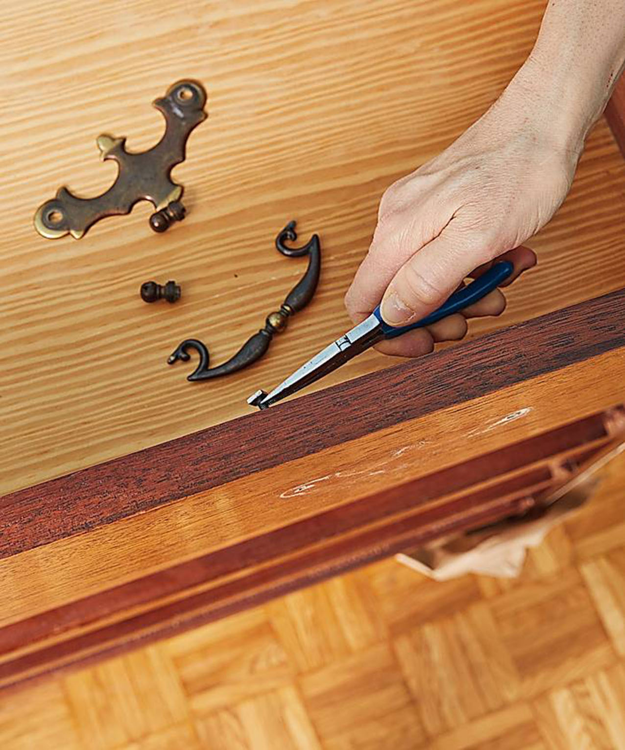 Sistemare il mobile su una superficie protetta o all'aperto e, con l’aiuto di una pinza, rimouovere ganci e maniglie. Pulire il mobile per eliminare eventuali schegge e residui di polvere. Sistemare il mobile su una superficie protetta o all'aperto e, con l’aiuto di una pinza, rimouovere ganci e maniglie. Pulire il mobile per eliminare eventuali schegge e residui di polvere.