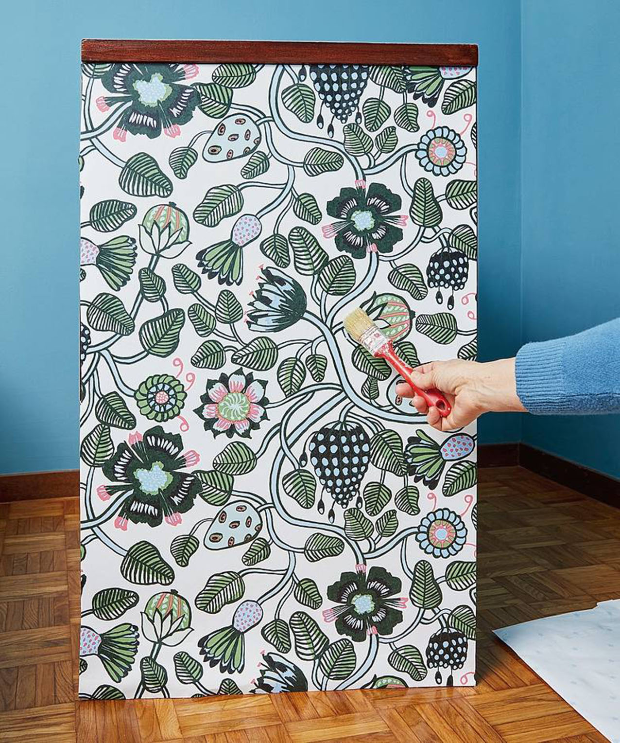 Per rifinire meglio il mobile e creare un effetto più omogeneo, rivestire anche i due fianchi, seguendo lo stesso procedimento: taglio su misura, colla sul retro e ripasso di colla sul lato esterno. Per rifinire meglio il mobile e creare un effetto più omogeneo, rivestire anche i due fianchi, seguendo lo stesso procedimento: taglio su misura, colla sul retro e ripasso di colla sul lato esterno.