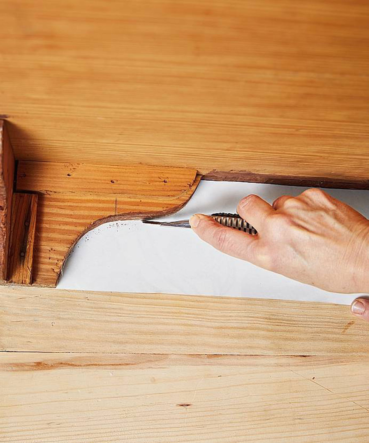 Lasciare asciugare per almeno
48 ore. Quando è tutto asciutto, posizionare le parti da rifilare
su un piano da taglio ed eliminarle
con un cutter. Lasciare asciugare per almeno
48 ore. Quando è tutto asciutto, posizionare le parti da rifilare
su un piano da taglio ed eliminarle
con un cutter.