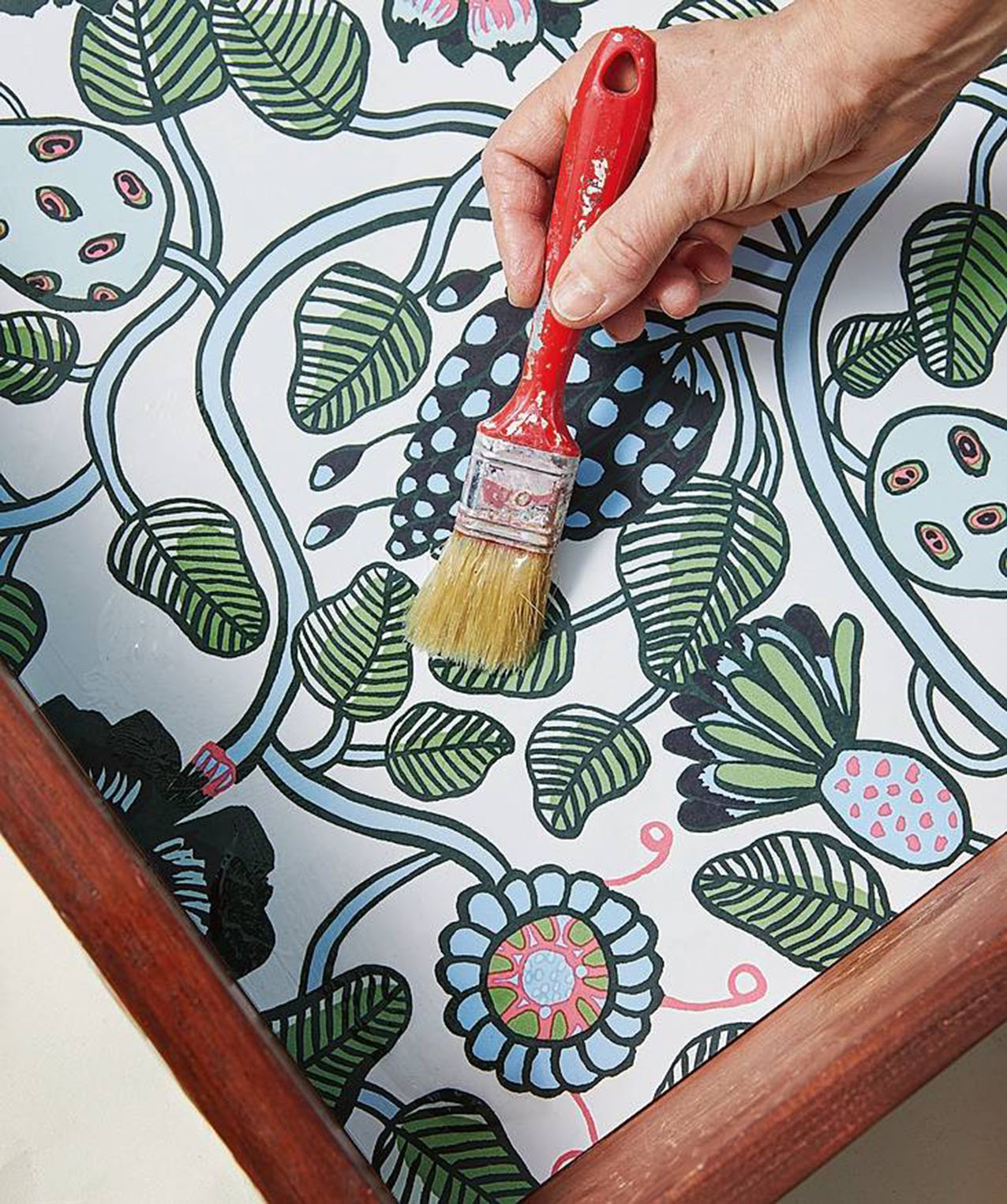 Per un risultato ancora più curato, rivestire anche l'interno dei cassetti, procedendo sempre allo stesso modo. Per un risultato ancora più curato, rivestire anche l'interno dei cassetti, procedendo sempre allo stesso modo.