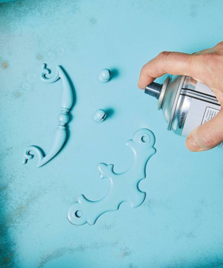 Durante la fase di asciugatura del mobile, dipingere le maniglie con la vernice spray. Durante la fase di asciugatura del mobile, dipingere le maniglie con la vernice spray.