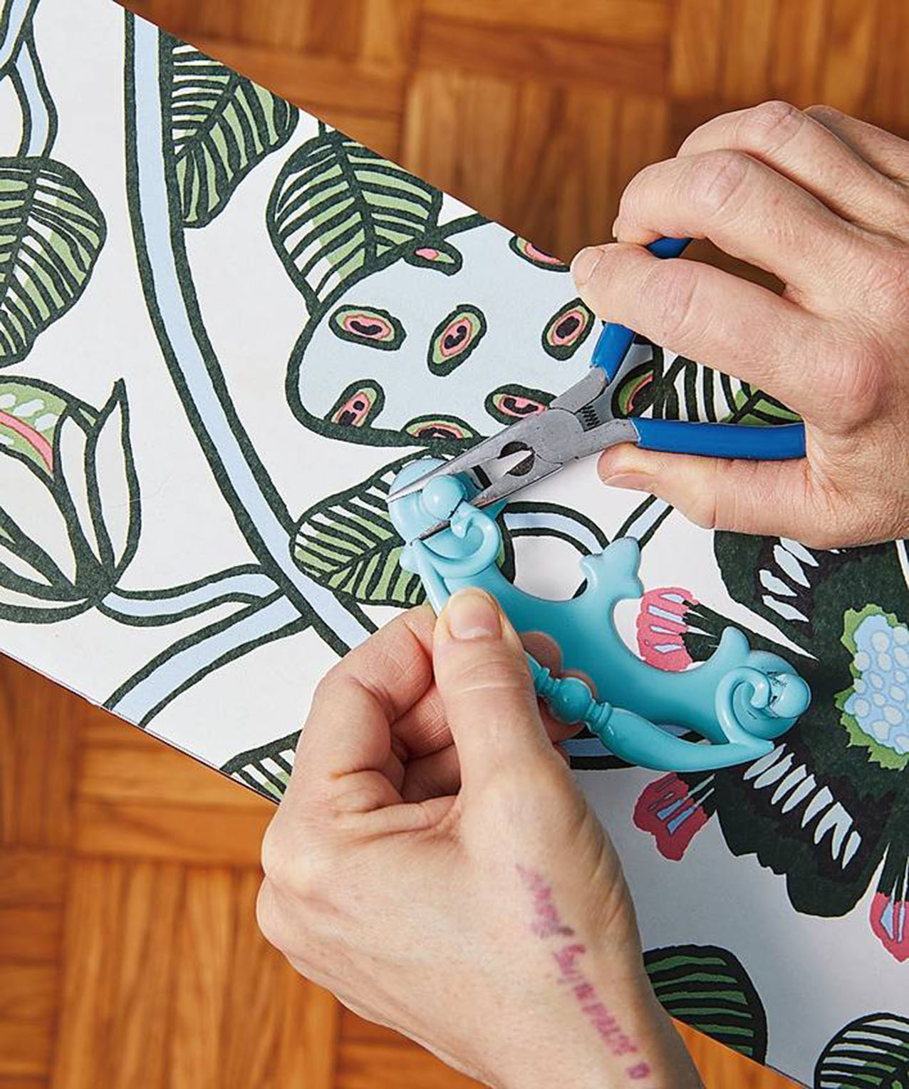 Una volta asciutte, rimontare le maniglie che, ridipinte: aggiungono
un tocco di modernità all’insieme. Una volta asciutte, rimontare le maniglie che, ridipinte: aggiungono
un tocco di modernità all’insieme.