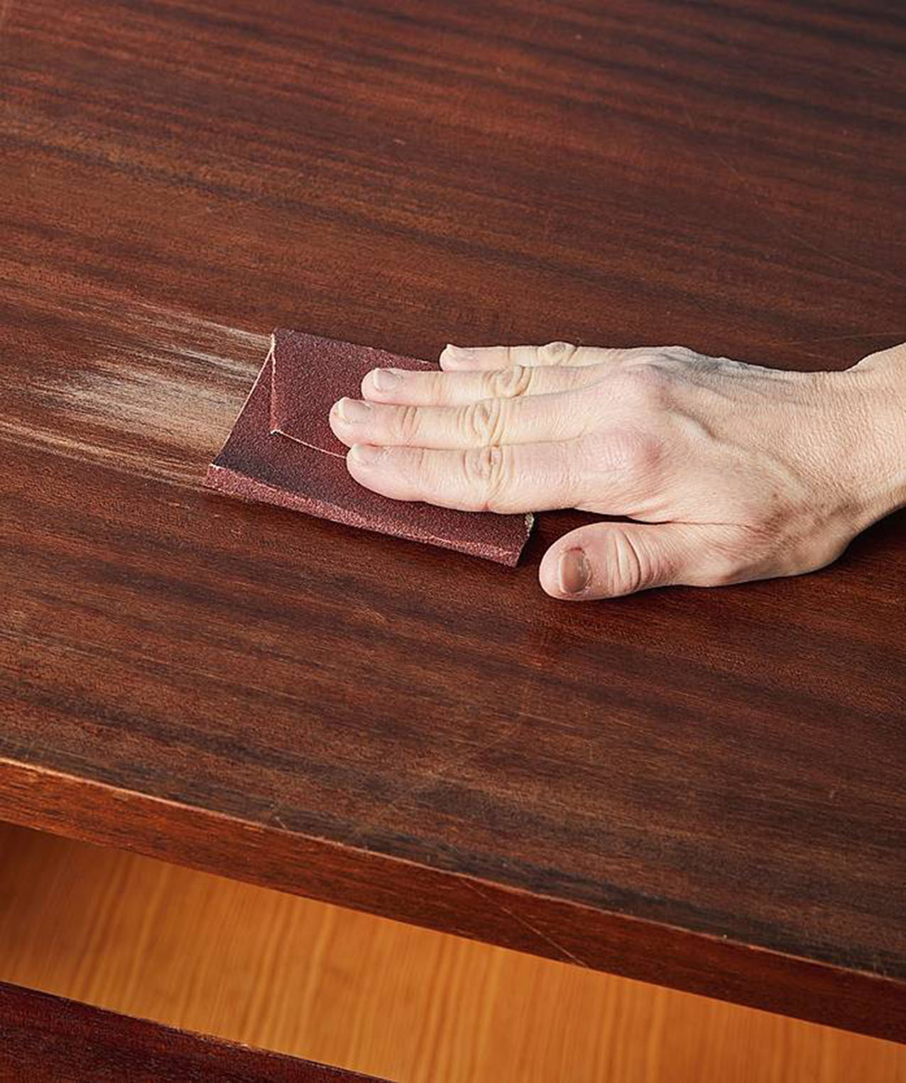 Con la carta vetrata a grana media, carteggiare l'intera superficie per rimuovere residui di cera o vernice. Estrarre i cassetti e procedere nello stesso modo all'interno. Con la carta vetrata a grana media, carteggiare l'intera superficie per rimuovere residui di cera o vernice. Estrarre i cassetti e procedere nello stesso modo all'interno.