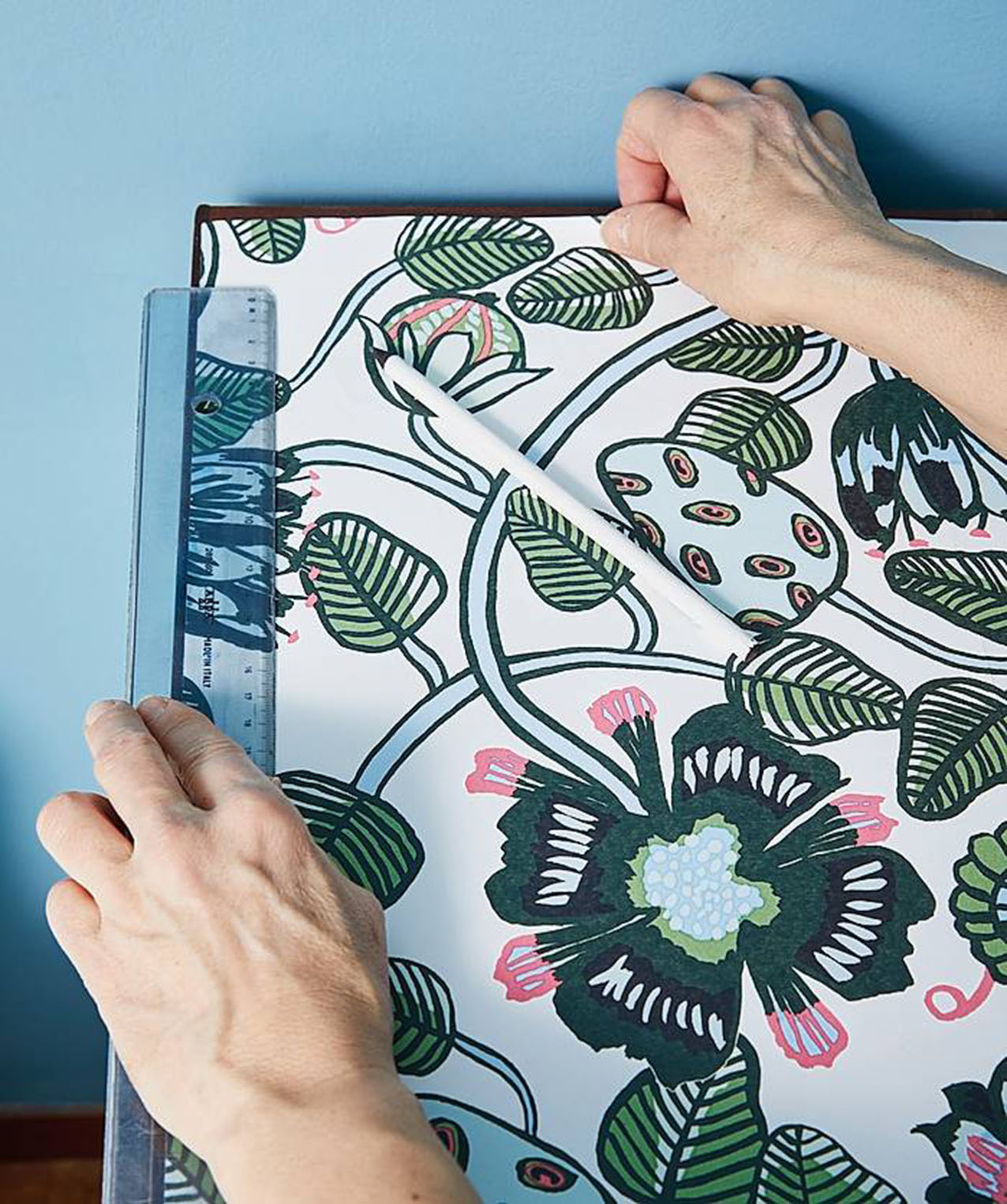 Dopo aver srotolato il rotolo di carta da parati, tracciare con una matita e una riga le linee guida per i tagli. Seguire queste linee per ritagliare i pezzi in sequenza, in modo da poterli poi ricomporre con continuità. Dopo aver srotolato il rotolo di carta da parati, tracciare con una matita e una riga le linee guida per i tagli. Seguire queste linee per ritagliare i pezzi in sequenza, in modo da poterli poi ricomporre con continuità.