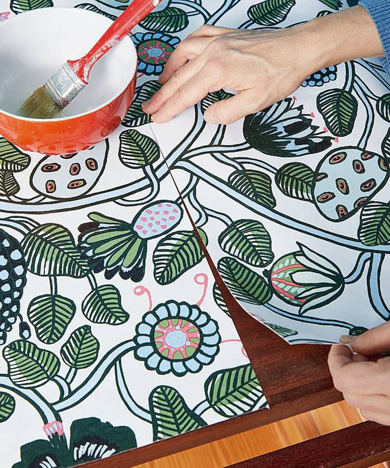 Completare il piano superiore applicando il secondo foglio, già tagliato e incollato. Far combaciare bene i punti di giunzione, ripassare con il pennello e la colla
per eliminare eventuali irregolarità. Completare il piano superiore applicando il secondo foglio, già tagliato e incollato. Far combaciare bene i punti di giunzione, ripassare con il pennello e la colla
per eliminare eventuali irregolarità.