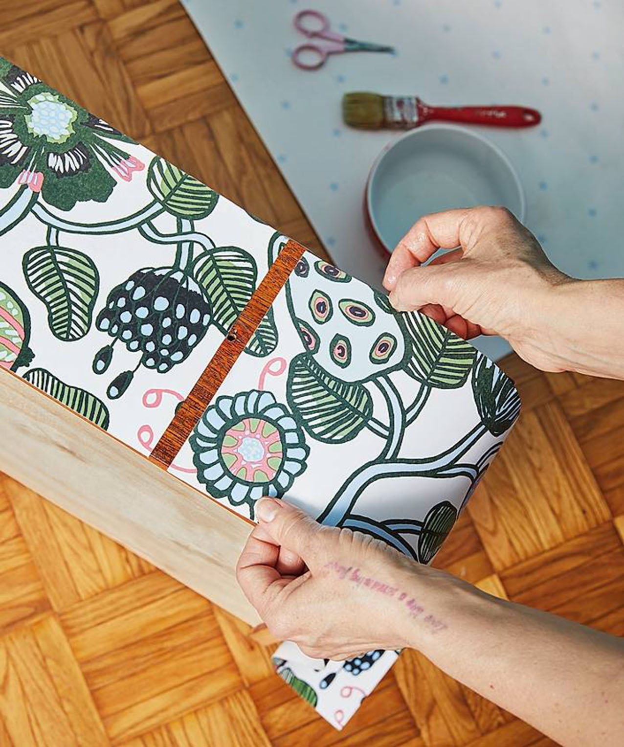 Completare il rivestimento dei cassetti con il secondo pezzo di carta tagliato su misura o, come in questo caso, lasciando la parte eccedente da rifilare in seguito. Procedere così per tutti i cassetti. Completare il rivestimento dei cassetti con il secondo pezzo di carta tagliato su misura o, come in questo caso, lasciando la parte eccedente da rifilare in seguito. Procedere così per tutti i cassetti.