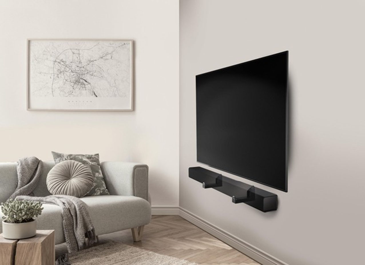 Permette di ottimizzare al meglio lo spazio in soggiorno il rivoluzionario supporto da parete per soundbar di Meliconi: infatti consente di appendere a muro, sopra o sotto lo schermo del televisore, l'irrinunciabile soundbar per godere di un'esperienza audio coinvolgente. Il supporto, con un design contemporaneo, elimina ogni ingombro dalle superfici di arredo, i cavi a vista e il disordine dando vita ad una composizione a parete elegante e minimale, ma soprattutto pratica. Si tratta di un modello universale in grado di adattarsi a qualsiasi soundbar perché è regolabile e si estende da 4 cm a 15 cm. Inoltre, è 100% made in Italy con una portata massima di 10 kg., può essere installato sia su pareti in cartongesso sia in muratura ed è garantito 10 anni. Include tasselli Fischer e protezione antivibrazione in schiuma EVA per garantire stabilità e protezione della soundbar. Prezzo 25 euro. https://www.meliconi.com