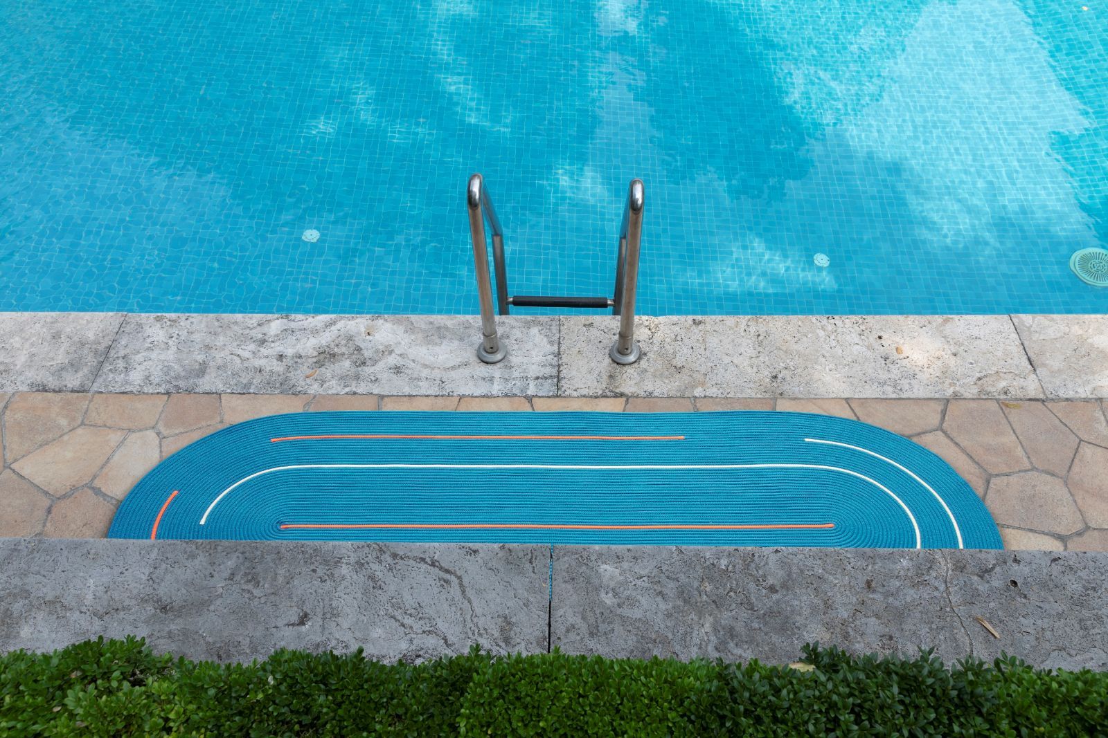 Il tappeto in filato tecnico ad alta prestazione Hula Hoop di G.T.DESIGN per in e outdoor ha texture a coste, realizzata a mano in filato tecnico. Non è tossico, è sviluppato per resistere all’usura, in particolare ai raggi UV, alla contaminazione batterica ed è anche anti-macchia. Prezzo nella misura 200 x 300 cm 3.074 euro. www.gtdesign.it Il tappeto in filato tecnico ad alta prestazione Hula Hoop di G.T.DESIGN per in e outdoor ha texture a coste, realizzata a mano in filato tecnico. Non è tossico, è sviluppato per resistere all’usura, in particolare ai raggi UV, alla contaminazione batterica ed è anche anti-macchia. Prezzo nella misura 200 x 300 cm 3.074 euro. www.gtdesign.it