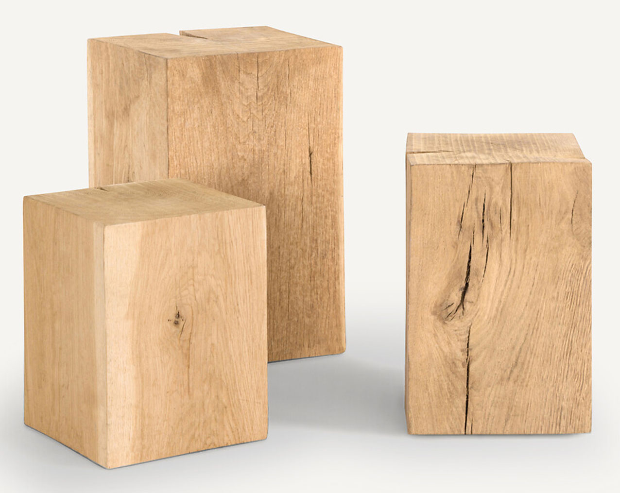 Un aspetto piacevolmente rustico per i tavolini Merlin di AM.PM.: sono completamente realizzati in legno di rovere massello, certificato PEFC, con una superficie grezza e naturale. I nodi e le imperfezioni rendono unico ogni pezzo. Sono disponibili in tre formati. Misurano L 26 P 26 x H 31 cm, L 26 x P 26 x H 36 cm e L 31 x P 31 x H 46 cm. Prezzo a partire da 129 euro. https://www.laredoute.it Un aspetto piacevolmente rustico per i tavolini Merlin di AM.PM.: sono completamente realizzati in legno di rovere massello, certificato PEFC, con una superficie grezza e naturale. I nodi e le imperfezioni rendono unico ogni pezzo. Sono disponibili in tre formati. Misurano L 26 P 26 x H 31 cm, L 26 x P 26 x H 36 cm e L 31 x P 31 x H 46 cm. Prezzo a partire da 129 euro. https://www.laredoute.it