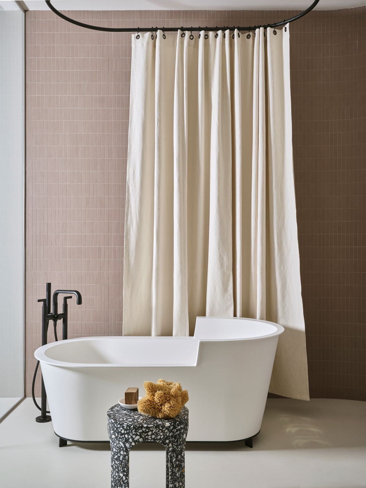 Fa parte della collezione I Catini l’iconica vasca Ofelia di Cielo realizzata in Solid Surface con finitura Bianco Matt sollevata da terra tramite piedini. Misura L 157 x P 93 x H 69 cm. Prezzo su richiesta. www.ceramicacielo.it Fa parte della collezione I Catini l’iconica vasca Ofelia di Cielo realizzata in Solid Surface con finitura Bianco Matt sollevata da terra tramite piedini. Misura L 157 x P 93 x H 69 cm. Prezzo su richiesta. www.ceramicacielo.it