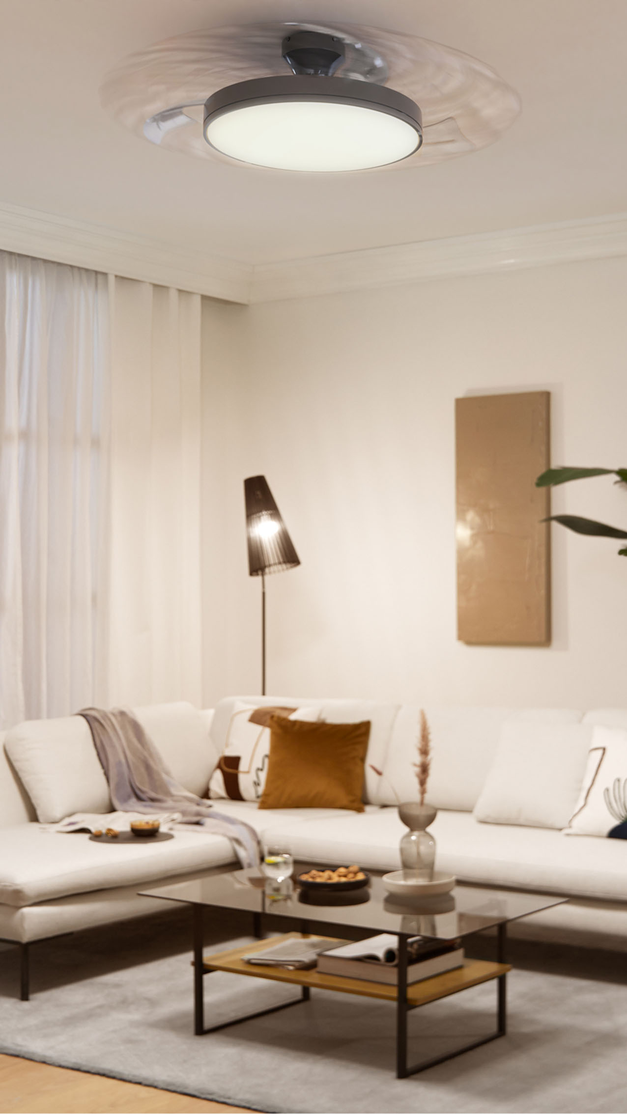 Caratterizzato da linee minimaliste e pale trasparenti retrattili Atlas di Philips grazie alle sue dimensioni ridotte è perfetto per chi cerca una soluzione per stanze medio piccole. Ha modalità estate/inverno, EyeComfort per ridurre l’abbagliamento, SceneSwitch che permette di variare la temperatura colore passando da una luce calda a una più neutra, e Memory che memorizza l’ultima impostazione di temperatura di colore selezionata prima dello spegnimento dell’apparecchio. Misura 48,5x41,8 cm. Prezzo 219,90 euro. www.lighting.philips.it/consumer Caratterizzato da linee minimaliste e pale trasparenti retrattili Atlas di Philips grazie alle sue dimensioni ridotte è perfetto per chi cerca una soluzione per stanze medio piccole. Ha modalità estate/inverno, EyeComfort per ridurre l’abbagliamento, SceneSwitch che permette di variare la temperatura colore passando da una luce calda a una più neutra, e Memory che memorizza l’ultima impostazione di temperatura di colore selezionata prima dello spegnimento dell’apparecchio. Misura 48,5x41,8 cm. Prezzo 219,90 euro. www.lighting.philips.it/consumer