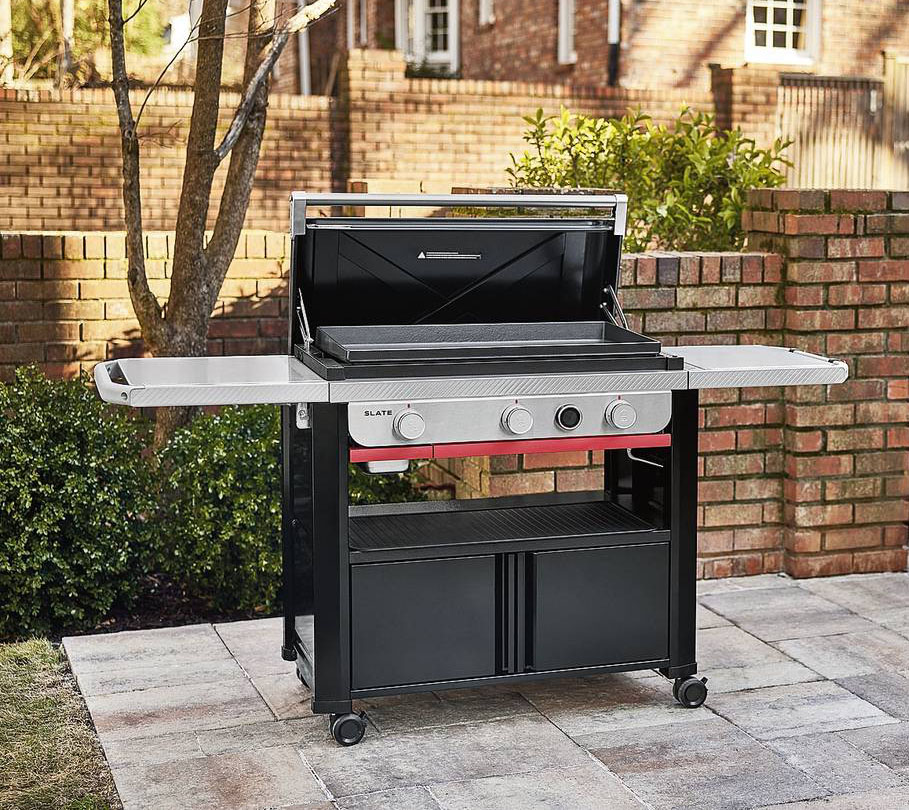 Le piastre della serie Slate di Weber controllano in modo preciso e uniforme il calore, regolando la temperatura fino a 260 °C. Il piano di cottura in ghisa porcellanata è antiaderente, mentre la leccarda nella parte anteriore raccoglie il grasso, facilitando la pulizia. Un display digitale riporta i gradi anche al buio, il sistema di accessori Weber Works® organizza tutto il necessario e anche i piani di lavoro. Costa a partire da 599 euro. www.weber.com Le piastre della serie Slate di Weber controllano in modo preciso e uniforme il calore, regolando la temperatura fino a 260 °C. Il piano di cottura in ghisa porcellanata è antiaderente, mentre la leccarda nella parte anteriore raccoglie il grasso, facilitando la pulizia. Un display digitale riporta i gradi anche al buio, il sistema di accessori Weber Works® organizza tutto il necessario e anche i piani di lavoro. Costa a partire da 599 euro. www.weber.com