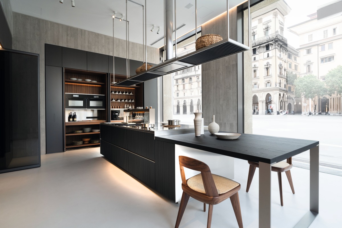 Sign, il modello di cucina firmato Ernestomeda, è caratterizzato da una grande varietà di materiali, finiture e strutture che offrono una possibilità di personalizzazioni pressoché infinita: sono circa duecento alternative di scelta tra finiture e materiali. Si va dalle soluzioni più essenziali, come i melaminici e i laccati opachi, a quelle più ricercate, come i vetri metallizzati, fino alle essenze lignee e ai gres. www.ernestomeda.com Sign, il modello di cucina firmato Ernestomeda, è caratterizzato da una grande varietà di materiali, finiture e strutture che offrono una possibilità di personalizzazioni pressoché infinita: sono circa duecento alternative di scelta tra finiture e materiali. Si va dalle soluzioni più essenziali, come i melaminici e i laccati opachi, a quelle più ricercate, come i vetri metallizzati, fino alle essenze lignee e ai gres. www.ernestomeda.com