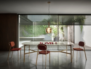 Il design della sedia Coast di Ghidini1961 (design Branch Creative) trae ispirazione dalle colline dorate e dalle strade tortuose della California del Nord. In questa sedia si uniscono elementi architettonici raffinati e fluidi: le gambe geometriche ed equilibrate forniscono una solida base per la sezione superiore più espressiva. Lo schienale sembra galleggiare grazie ad un’attenta lavorazione, ed è incorniciato da un arco in ottone, che funge sia da punto di appiglio per spostare la sedia, sia da punto di appoggio per un cappotto o una borsa. Prezzo a partire da 1.948 euro + Iva. www.ghidini1961.com Il design della sedia Coast di Ghidini1961 (design Branch Creative) trae ispirazione dalle colline dorate e dalle strade tortuose della California del Nord. In questa sedia si uniscono elementi architettonici raffinati e fluidi: le gambe geometriche ed equilibrate forniscono una solida base per la sezione superiore più espressiva. Lo schienale sembra galleggiare grazie ad un’attenta lavorazione, ed è incorniciato da un arco in ottone, che funge sia da punto di appiglio per spostare la sedia, sia da punto di appoggio per un cappotto o una borsa. Prezzo a partire da 1.948 euro + Iva. www.ghidini1961.com
