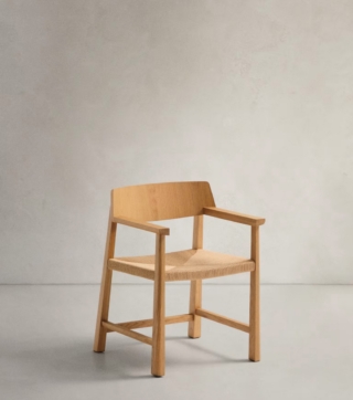 La sedia Idun di Kave Home è in legno massiccio di rovere e seduta in corda, con una finitura naturale che permette di apprezzare le venature del legno. Il design robusto con gambe inclinate in legno massiccio garantisce stabilità e resistenza, mentre le protezioni in feltro sulle gambe evitano danneggiamenti al pavimento. Il legno è certificato FSC Mix Credit, elaborato con un mix di materiali derivanti da boschi certificati FSC e legno controllato FSC. Prezzo 439 euro. www.kavehome.com La sedia Idun di Kave Home è in legno massiccio di rovere e seduta in corda, con una finitura naturale che permette di apprezzare le venature del legno. Il design robusto con gambe inclinate in legno massiccio garantisce stabilità e resistenza, mentre le protezioni in feltro sulle gambe evitano danneggiamenti al pavimento. Il legno è certificato FSC Mix Credit, elaborato con un mix di materiali derivanti da boschi certificati FSC e legno controllato FSC. Prezzo 439 euro. www.kavehome.com