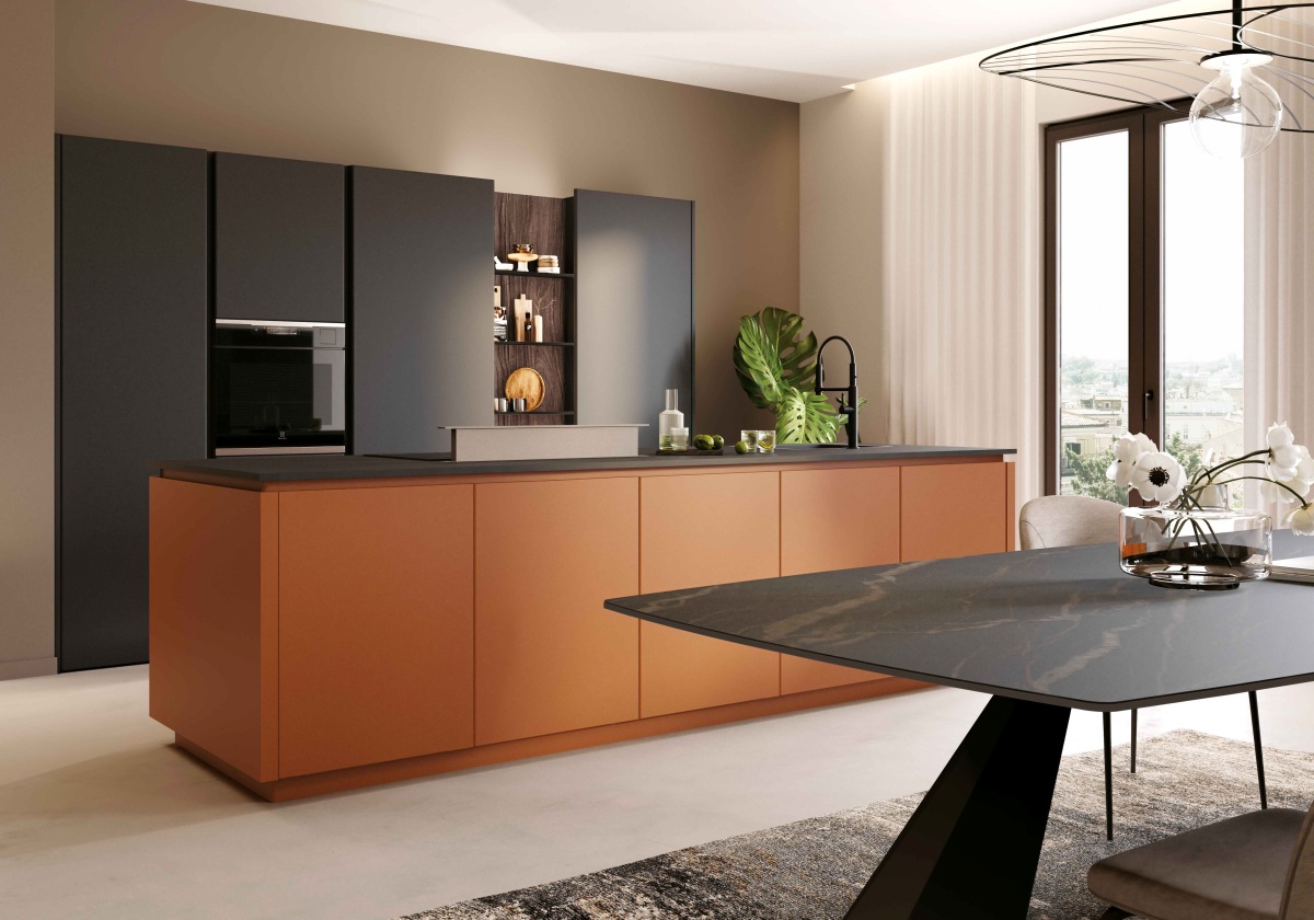 Pratica 2517 di La Casa Moderna è una cucina a isola in laccato con top in laminato, colonne in Pet ante a terra, luci led e boiserie con mensole. In questa composizione di cucina con ante senza maniglie è incluso il kit elettrodomestici, il lavello e il miscelatore, mentre sono esclusi cappa e accessori. Prezzo a partire da 9.950 euro. www.lacasamoderna.com Pratica 2517 di La Casa Moderna è una cucina a isola in laccato con top in laminato, colonne in Pet ante a terra, luci led e boiserie con mensole. In questa composizione di cucina con ante senza maniglie è incluso il kit elettrodomestici, il lavello e il miscelatore, mentre sono esclusi cappa e accessori. Prezzo a partire da 9.950 euro. www.lacasamoderna.com
