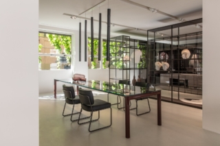 Sixte (design Christophe Pillet) è la nuova sedia da pranzo di Porro. Le sue forme essenziali e confortevoli prendono ispirazione dalle sedute disegnate da Giuseppe Terragni per l'asilo Sant'Elia di Como, rendendo omaggio all'architetto e al suo stile. La slitta in acciaio tubolare curvato in finitura iron lucido, crea un disegno continuo, ospitando i due cuscini imbottiti curvilinei a forte spessore della seduta e dello schienale rivestiti in pelle o tessuto, con cuciture sartoriali a vista. Prezzo a partire da 1.089 euro + Iva. www.porro.com Sixte (design Christophe Pillet) è la nuova sedia da pranzo di Porro. Le sue forme essenziali e confortevoli prendono ispirazione dalle sedute disegnate da Giuseppe Terragni per l'asilo Sant'Elia di Como, rendendo omaggio all'architetto e al suo stile. La slitta in acciaio tubolare curvato in finitura iron lucido, crea un disegno continuo, ospitando i due cuscini imbottiti curvilinei a forte spessore della seduta e dello schienale rivestiti in pelle o tessuto, con cuciture sartoriali a vista. Prezzo a partire da 1.089 euro + Iva. www.porro.com