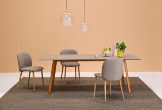 La seduta Mentha in versione imbottita, frutto della collaborazione di Archirivolto con S-CAB, è una sedia pratica e accogliente, con un rivestimento proposto in una vasta gamma di tessuti e colori. È solo una delle tante declinazioni della collezione Mentha, che propone anche versioni con quattro gambe, a slitta, con gambe in legno, versione trespolo, con o senza braccioli e accessoriata di tavoletta scrittoio, così da adattarsi ad ogni ambiente. Prezzo a partire da 441 euro + Iva. Www.s-cab.it La seduta Mentha in versione imbottita, frutto della collaborazione di Archirivolto con S-CAB, è una sedia pratica e accogliente, con un rivestimento proposto in una vasta gamma di tessuti e colori. È solo una delle tante declinazioni della collezione Mentha, che propone anche versioni con quattro gambe, a slitta, con gambe in legno, versione trespolo, con o senza braccioli e accessoriata di tavoletta scrittoio, così da adattarsi ad ogni ambiente. Prezzo a partire da 441 euro + Iva. Www.s-cab.it