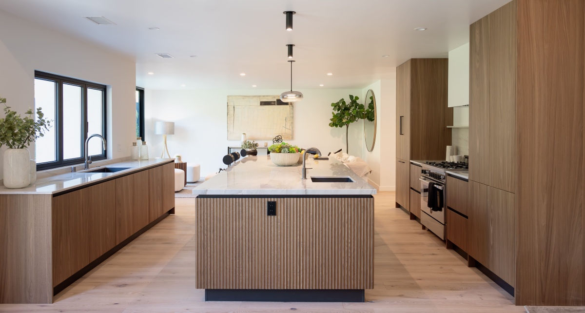 La cucina Eclettica di Scandola è un'ampia cucina moderna. Il suo fulcro è un'isola caratterizzata dall’anta cannetè con un design delicatamente scanalato. Le colonne e basi poste sui lati sono invece realizzate con anta Magis Lux in rovere termocotto. La composizione presenta la finitura Cognac, rigorosamente in legno naturale. Calore e dettagli del legno rendono questa cucina accogliente e calda, pur rimanendo legata a linee molto moderne e pulite. Prezzo base con un'anta L60 x P60 cm x H h. 78: da 515 a 684 euro Iva esclusa. www.scandolamobili.it La cucina Eclettica di Scandola è un'ampia cucina moderna. Il suo fulcro è un'isola caratterizzata dall’anta cannetè con un design delicatamente scanalato. Le colonne e basi poste sui lati sono invece realizzate con anta Magis Lux in rovere termocotto. La composizione presenta la finitura Cognac, rigorosamente in legno naturale. Calore e dettagli del legno rendono questa cucina accogliente e calda, pur rimanendo legata a linee molto moderne e pulite. Prezzo base con un'anta L60 x P60 cm x H h. 78: da 515 a 684 euro Iva esclusa. www.scandolamobili.it