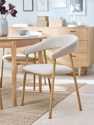 La seduta Ejsing di Jysk è una sedia con braccioli in tessuto beige e color rovere naturale. La seduta imbottita e lo schienale sagomato in tessuto beige per un maggiore sostegno e comfort. Le gambe sono in acciaio con effetto rovere. Prezzo 60 euro. www.jysk.it. La seduta Ejsing di Jysk è una sedia con braccioli in tessuto beige e color rovere naturale. La seduta imbottita e lo schienale sagomato in tessuto beige per un maggiore sostegno e comfort. Le gambe sono in acciaio con effetto rovere. Prezzo 60 euro. www.jysk.it.