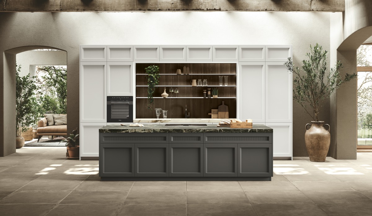 La cucina Palio di Stosa interpreta l’eleganza contemporanea con un design essenziale e rigoroso, valorizzato da ante lisce senza maniglie che disegnano superfici continue. Le linee minimali creano un’estetica capace di integrarsi in qualsiasi cucina. L’assenza di elementi a vista restituisce un’immagine ordinata, ideale per chi ricerca un linguaggio progettuale sobrio ma di carattere. Prezzo di una base da 60 cm a partire da 307 euro + iva. www.stosacucine.com La cucina Palio di Stosa interpreta l’eleganza contemporanea con un design essenziale e rigoroso, valorizzato da ante lisce senza maniglie che disegnano superfici continue. Le linee minimali creano un’estetica capace di integrarsi in qualsiasi cucina. L’assenza di elementi a vista restituisce un’immagine ordinata, ideale per chi ricerca un linguaggio progettuale sobrio ma di carattere. Prezzo di una base da 60 cm a partire da 307 euro + iva. www.stosacucine.com