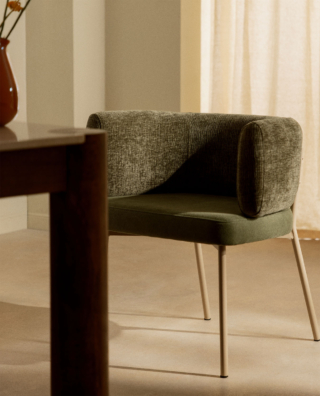 La sedia da pranzo Hades di The Masie è in in poliestere verde nori con struttura e gambe in ferro e capacità di carico fino a 150 kg. Grazie al suo design semplice e funzionale è adatta per essere posizionata sia in ambienti informali che più formali, garantendo comfort e praticità anche per lunghi soggiorni. Prezzo 134,95 euro. www.themasie.com La sedia da pranzo Hades di The Masie è in in poliestere verde nori con struttura e gambe in ferro e capacità di carico fino a 150 kg. Grazie al suo design semplice e funzionale è adatta per essere posizionata sia in ambienti informali che più formali, garantendo comfort e praticità anche per lunghi soggiorni. Prezzo 134,95 euro. www.themasie.com