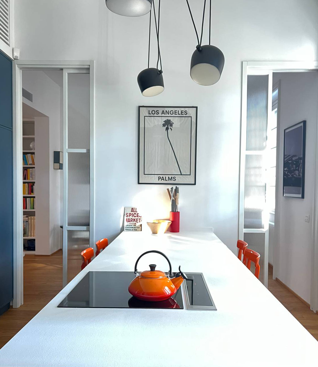 Vetrate a scomparsa - In questa cucina ci sono due vetrate simmetriche, posizionate ai lati della parete, che scorrono all’interno del muro grazie a due telai a scomparsa. Sono realizzate in ferro verniciato a fuoco in colore bianco, con una struttura divisa in tre riquadri. All’interno è stato utilizzato un vetro cannettato con motivo verticale. La particolarità è che quando si chiudono diventano due pannelli grafici e decorativi. Vetrate a scomparsa - In questa cucina ci sono due vetrate simmetriche, posizionate ai lati della parete, che scorrono all’interno del muro grazie a due telai a scomparsa. Sono realizzate in ferro verniciato a fuoco in colore bianco, con una struttura divisa in tre riquadri. All’interno è stato utilizzato un vetro cannettato con motivo verticale. La particolarità è che quando si chiudono diventano due pannelli grafici e decorativi.