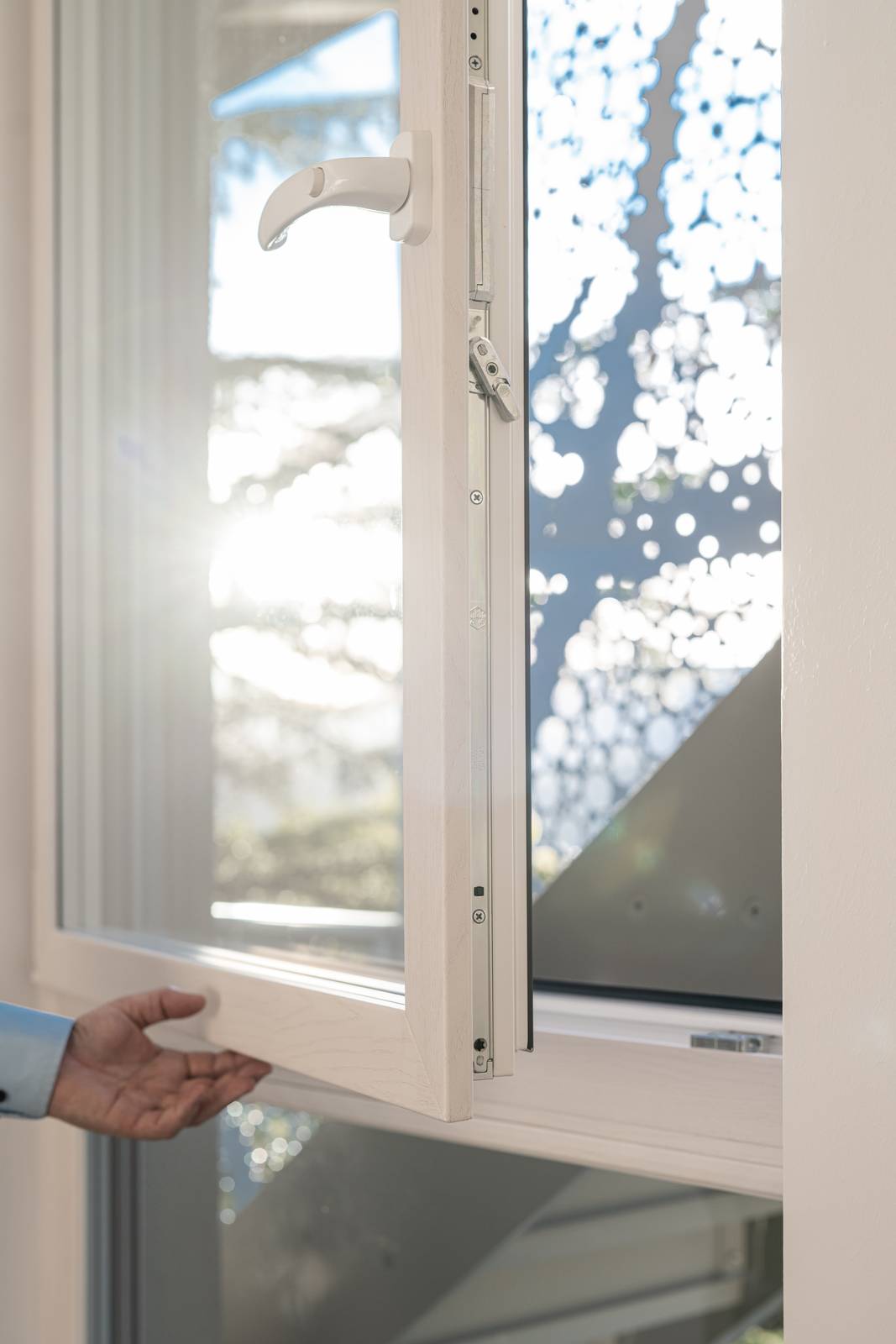 La finestra Alpha Extreme Modulare di Alphacan Italia è realizzata con profili in PVC di alta qualità.  Disponibile di varie dimensioni, è composta da profili più sottili rispetto allo standard e caratterizzata da elevate performance tecniche oltre che dalla particolarità di non avere fermavetro. L’ingombro ridotto dei profili risulta esteticamente meno impattante e lascia passare dall’esterno all’interno ben il 30% di luce in più. https://www.alphacan.com/it/gamma-finestre-italia/ -
Courtesy Alphacan srl. ©ElisaFedrizzi interni