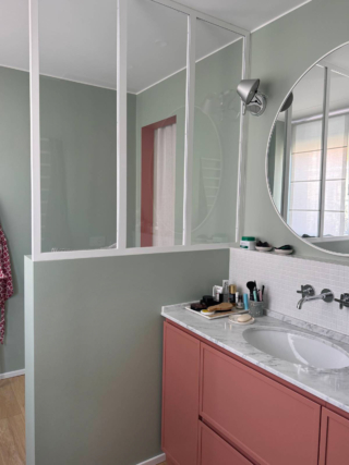 Vetrata in bagno -  In questa bagno il progetto ha separato - seppure in modalità trasparente - la zona dedicata ai sanitari rispetto a quella del lavandino. La separazione è realizzata con una piccola vetrata divisa in tre partiture verticali in ferro laccato bianco, posizionata sopra a un muretto alto 120 centimetri. Una divisione più estetica che funzionale, ma che rende speciale l’ambiente bagno. Vetrata in bagno -  In questa bagno il progetto ha separato - seppure in modalità trasparente - la zona dedicata ai sanitari rispetto a quella del lavandino. La separazione è realizzata con una piccola vetrata divisa in tre partiture verticali in ferro laccato bianco, posizionata sopra a un muretto alto 120 centimetri. Una divisione più estetica che funzionale, ma che rende speciale l’ambiente bagno.