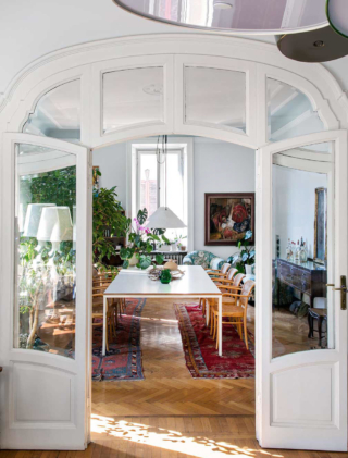 Vetrata antica importante - In questa casa di inizio secolo, con soffitti alti e vecchi pavimenti in parquet, c’era questa vetrata, imponente nelle misure e importante nella forma e nella manifattura La sua forma mossa e i vetri molati ai bordi la rendono un elemento capace di aggiungere prestigio a tutta la casa ed è stata quindi restaurata e dipinta di bianco. Le ante centrali si aprono ribaltandosi sulle due laterali, un metodo sempre molto comodo e pratico. E il suo decor rende tutto l’ambiente unico. Vetrata antica importante - In questa casa di inizio secolo, con soffitti alti e vecchi pavimenti in parquet, c’era questa vetrata, imponente nelle misure e importante nella forma e nella manifattura La sua forma mossa e i vetri molati ai bordi la rendono un elemento capace di aggiungere prestigio a tutta la casa ed è stata quindi restaurata e dipinta di bianco. Le ante centrali si aprono ribaltandosi sulle due laterali, un metodo sempre molto comodo e pratico. E il suo decor rende tutto l’ambiente unico.