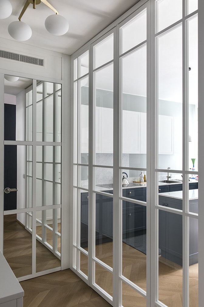 Vetrata in legno con fasce orizzontali - In questa cucina la vetrata che la separa dall’ingresso ha un disegno lineare, ma non è il solito motivo quadrettato. La partizione interna crea infatti tre fasce orizzontali: una in alto, una in centro e una in basso.  L’assenza di maniglie e di decori la rende moderna e essenziale, anche se il disegno a cui si è ispirata arriva da una porta Liberty, che in questo progetto è stata semplificata e rivisitata. Vetrata in legno con fasce orizzontali - In questa cucina la vetrata che la separa dall’ingresso ha un disegno lineare, ma non è il solito motivo quadrettato. La partizione interna crea infatti tre fasce orizzontali: una in alto, una in centro e una in basso.  L’assenza di maniglie e di decori la rende moderna e essenziale, anche se il disegno a cui si è ispirata arriva da una porta Liberty, che in questo progetto è stata semplificata e rivisitata.