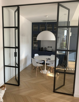 Vetrata in ferro nera - Questo appartamento moderno, completamente ristrutturato, con le pareti bianche e il pavimento in parquet a spina francese, acquista personalità grazie all’inserimento di una vetrata in ferro nera, che ha aggiunto un tocco grintoso a tutta della casa. La scelta del serramento di colore nero, anche in un contesto borghese, ha infatti caratterizzato l’interior che altrimenti sarebbe risultato uguale a molti altri. Vetrata in ferro nera - Questo appartamento moderno, completamente ristrutturato, con le pareti bianche e il pavimento in parquet a spina francese, acquista personalità grazie all’inserimento di una vetrata in ferro nera, che ha aggiunto un tocco grintoso a tutta della casa. La scelta del serramento di colore nero, anche in un contesto borghese, ha infatti caratterizzato l’interior che altrimenti sarebbe risultato uguale a molti altri.