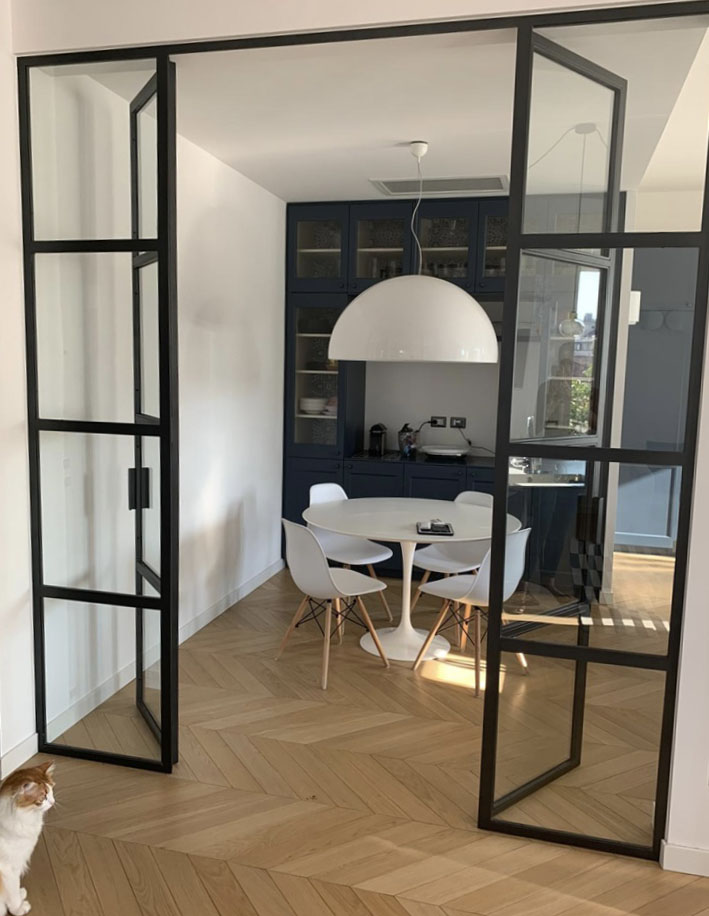 Vetrata in ferro nera - Questo appartamento moderno, completamente ristrutturato, con le pareti bianche e il pavimento in parquet a spina francese, acquista personalità grazie all’inserimento di una vetrata in ferro nera, che ha aggiunto un tocco grintoso a tutta della casa. La scelta del serramento di colore nero, anche in un contesto borghese, ha infatti caratterizzato l’interior che altrimenti sarebbe risultato uguale a molti altri. Vetrata in ferro nera - Questo appartamento moderno, completamente ristrutturato, con le pareti bianche e il pavimento in parquet a spina francese, acquista personalità grazie all’inserimento di una vetrata in ferro nera, che ha aggiunto un tocco grintoso a tutta della casa. La scelta del serramento di colore nero, anche in un contesto borghese, ha infatti caratterizzato l’interior che altrimenti sarebbe risultato uguale a molti altri.