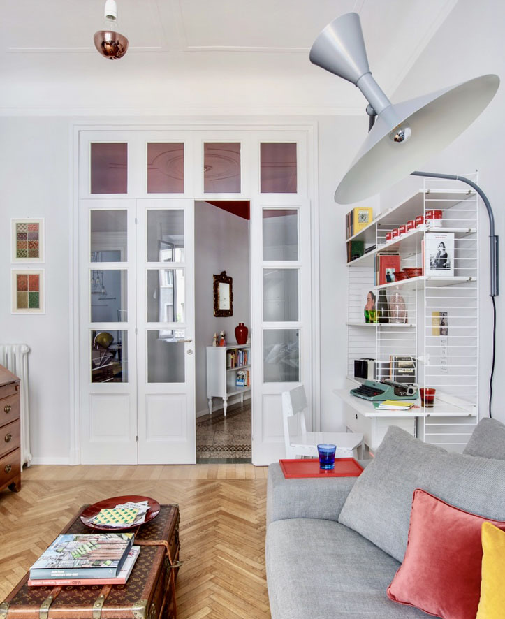 Una grande vetrata bianca di sapore retrò -In questa casa d’epoca e sulla parete in origine c’era solo una piccola porta che conduceva dall’ingresso al soggiorno. Per dare maggior importanza al living ne è stata demolita una porzione ed è stata inserita una vetrata più ampia, bianca, con un disegno dal sapore antico. Le due ante centrali si aprono, mentre le due laterali rimangono fisse, come il sopraluce nella parte alta. La parte bassa è tamponata con un disegno che riprende il motivo decorativo delle altre porte della casa, tutte originali di inizio secolo. Una grande vetrata bianca di sapore retrò -In questa casa d’epoca e sulla parete in origine c’era solo una piccola porta che conduceva dall’ingresso al soggiorno. Per dare maggior importanza al living ne è stata demolita una porzione ed è stata inserita una vetrata più ampia, bianca, con un disegno dal sapore antico. Le due ante centrali si aprono, mentre le due laterali rimangono fisse, come il sopraluce nella parte alta. La parte bassa è tamponata con un disegno che riprende il motivo decorativo delle altre porte della casa, tutte originali di inizio secolo.